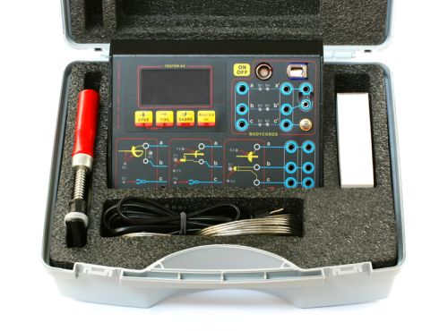 Professzionális ellenőrző készülék vívó felszerelésekhez táskában